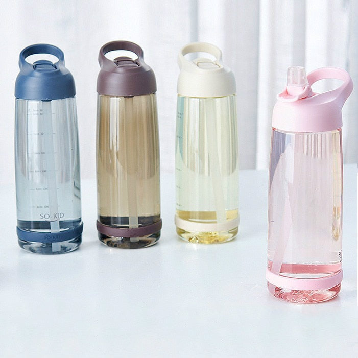 Jednobarevná plastová láhev na vodu