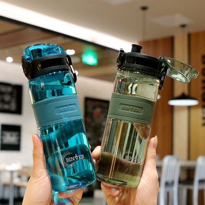 Láhev na vodu z průhledného plastu