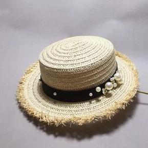 Dámský slaměný klobouk s ozdobou