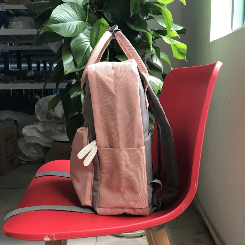 Světlý hranatý batoh